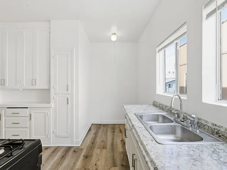707 W 48th Street — Photo 3