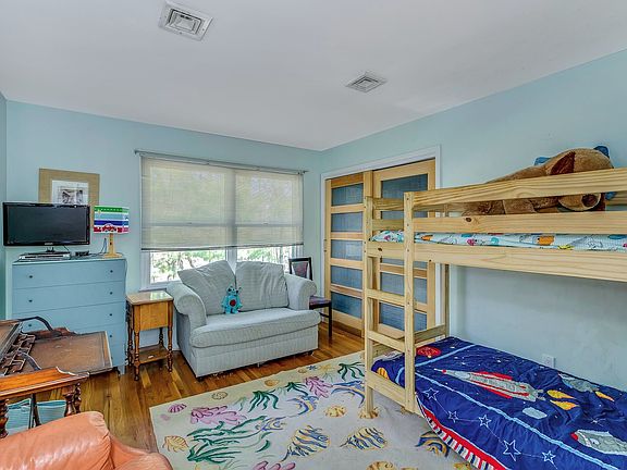 4th image of 21 Bergen Ave