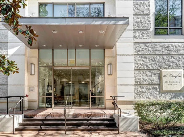 2211 Briarglen Dr APT 706, Houston, TX 77027