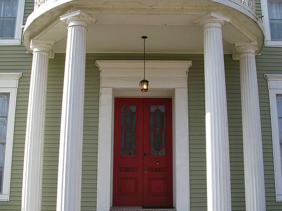 Rounded portico