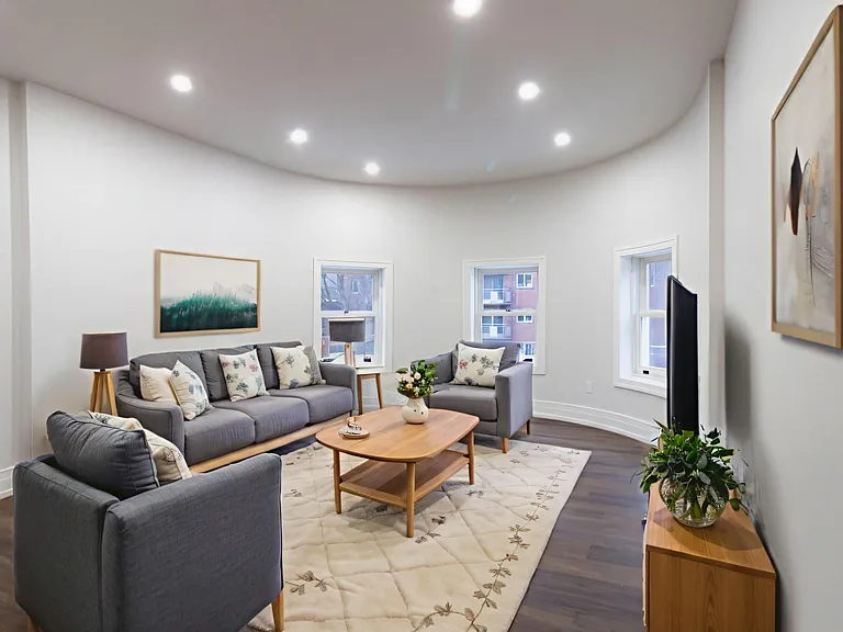 52 Charlton Ave W #6 — Photo 2