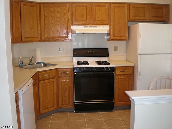 2nd image of 105 Wycombe Pl #105