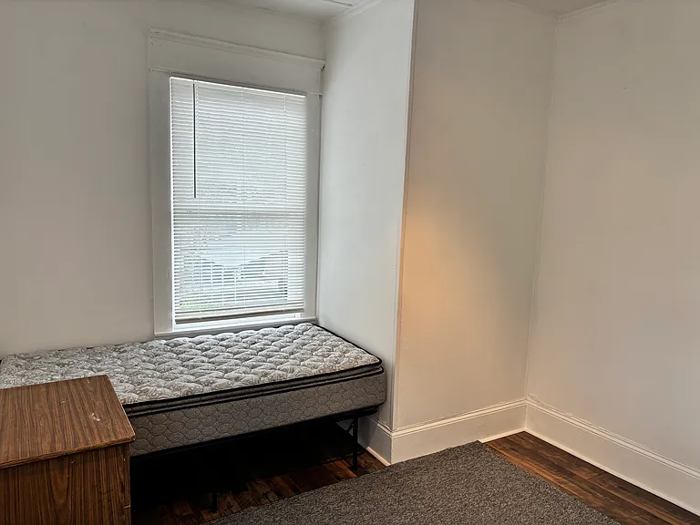 337 1st Ave W #3 — Photo 2