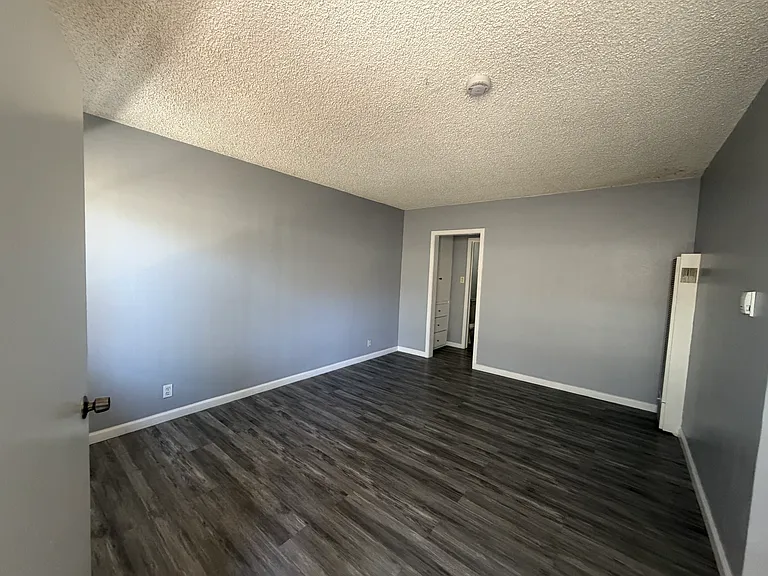 1020 E 12th St #4 — Photo 6