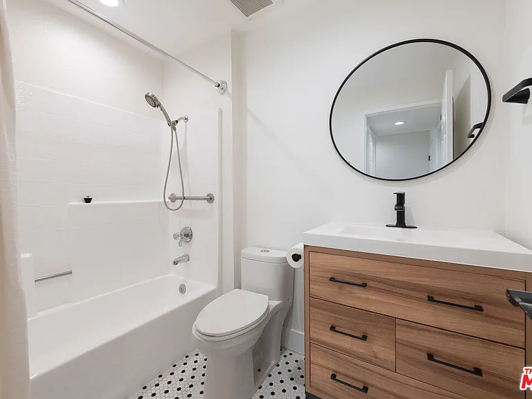 5500 Owensmouth Ave #328 — Photo 15