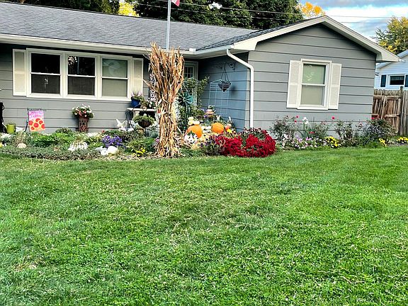 5th image of 210 E Park Ln