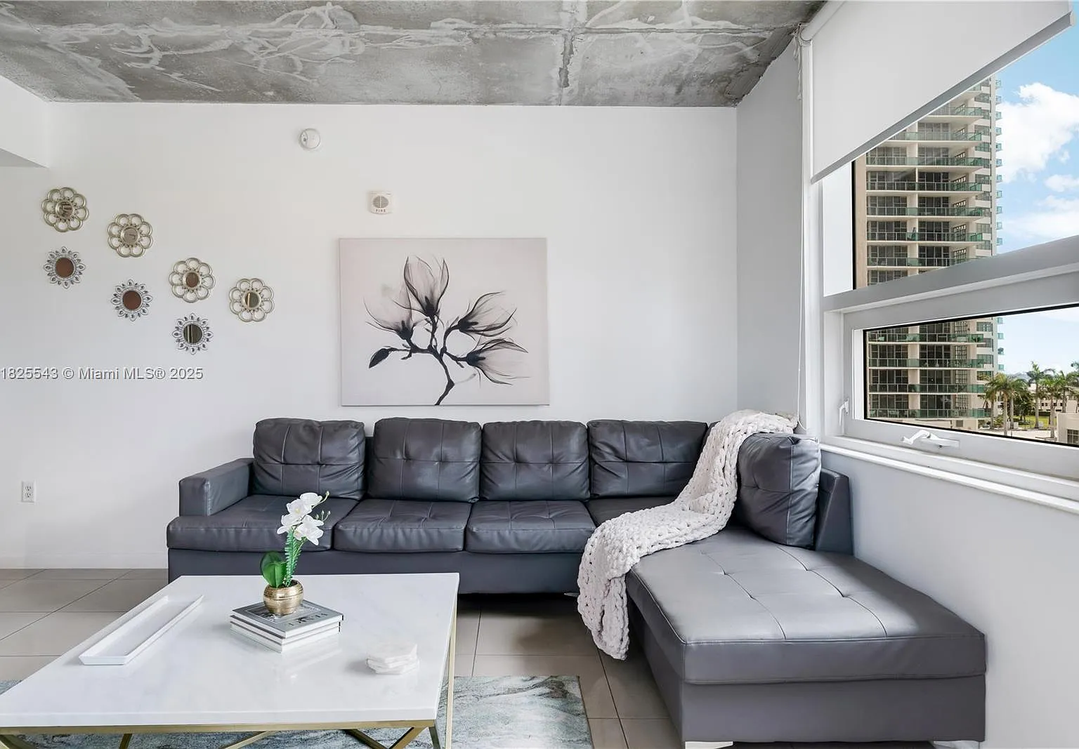 Midblock Miami Condo — Photo 3