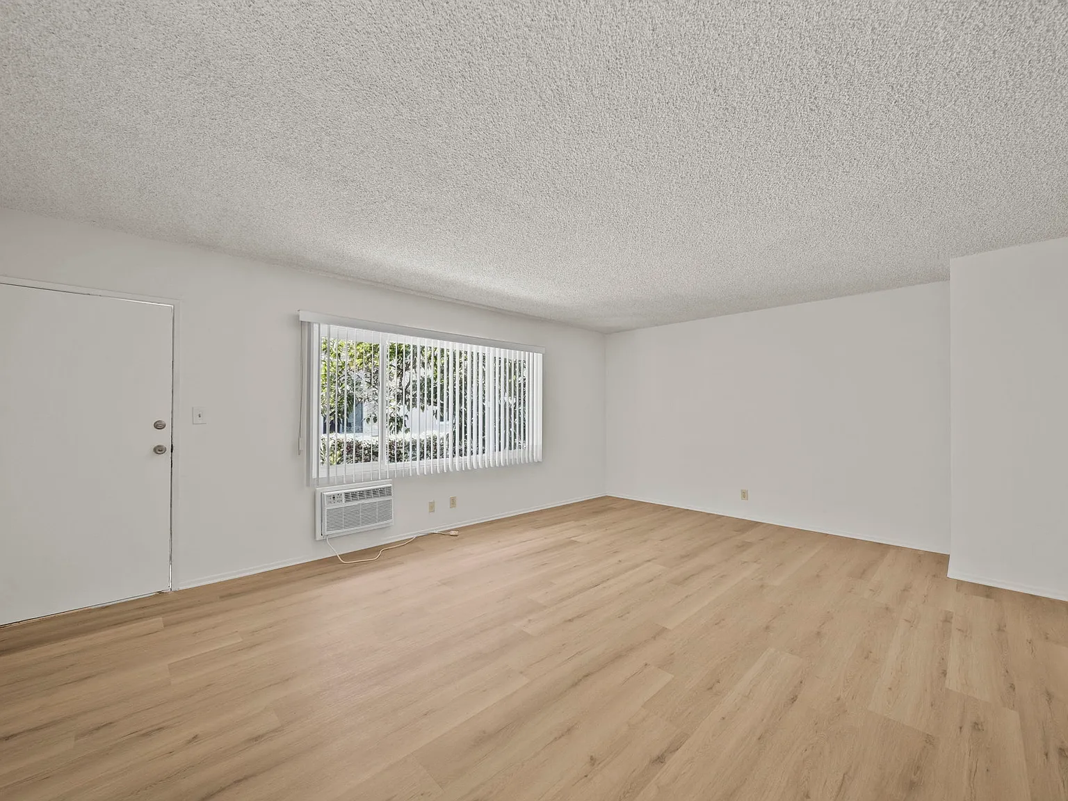 2 bed, 1.5 bath, 1001 sqft, $2,499 — Photo 3
