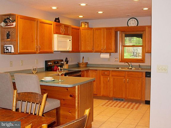 Image 4: : Kitchen with new stainless steel appliances