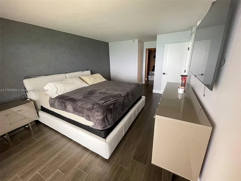 2555 Collins Ave #1409 — Photo 34
