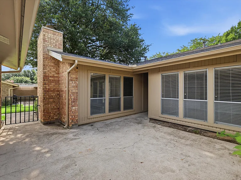 826 Shady Glen Ln — Photo 10