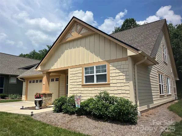 24 Gray Wolf Ln, Hendersonville, NC 28792