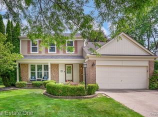 606 Whitney Dr, Rochester Hills, MI 48307