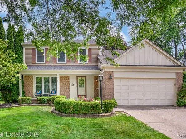 606 Whitney Dr, Rochester Hills, MI 48307