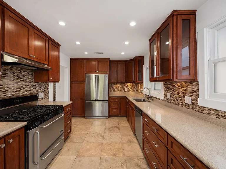 7715 Lexington Ave — Photo 12