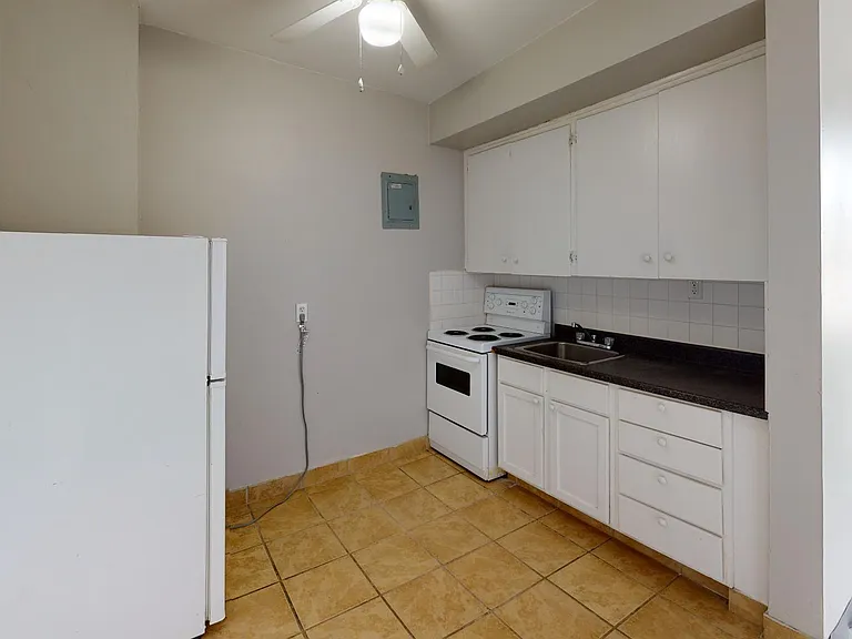 6460 Wyandotte St E — Photo 7