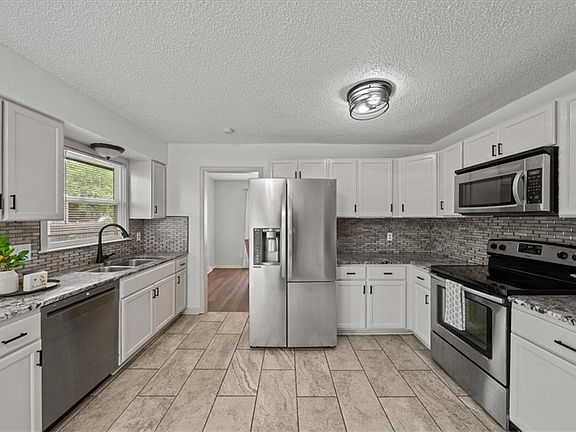 3rd image of 901 NW Springwood Dr