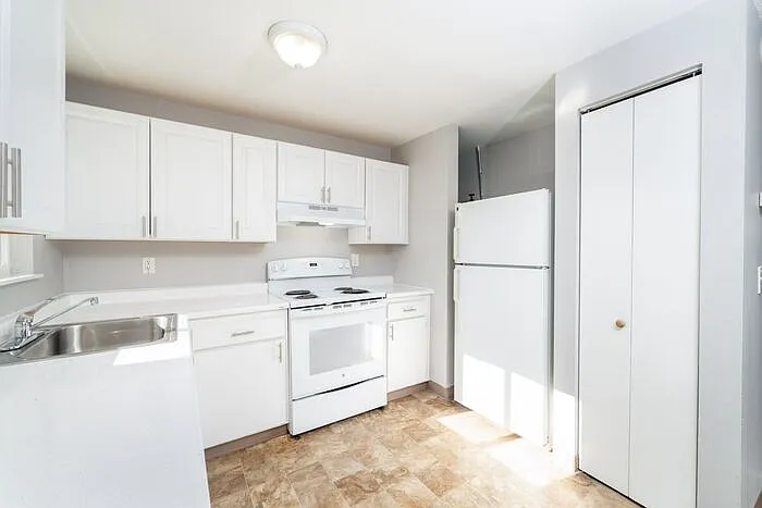 8332 SW 21st Ave #9 — Photo 4