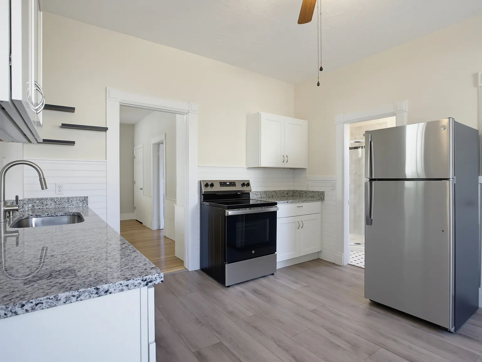 2 bed, 1070 sqft, $2,300 — Photo 3