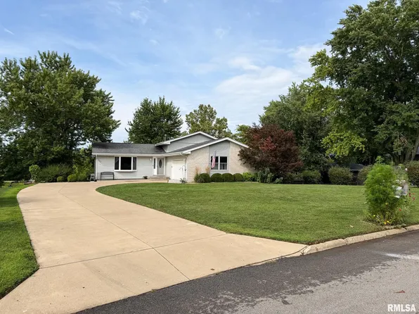 202 Elm Cir, Eureka, IL 61530