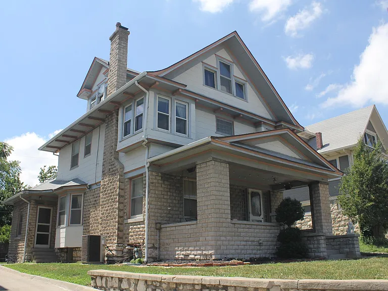 3232 Summit St — Photo 2