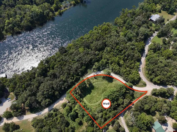 888 Riverside Dr, Flippin, AR 72634