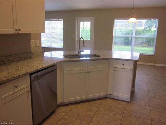 3rd image of 815 SW 31st Ter