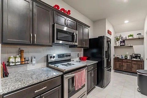 4th image of 905 Decker Dr