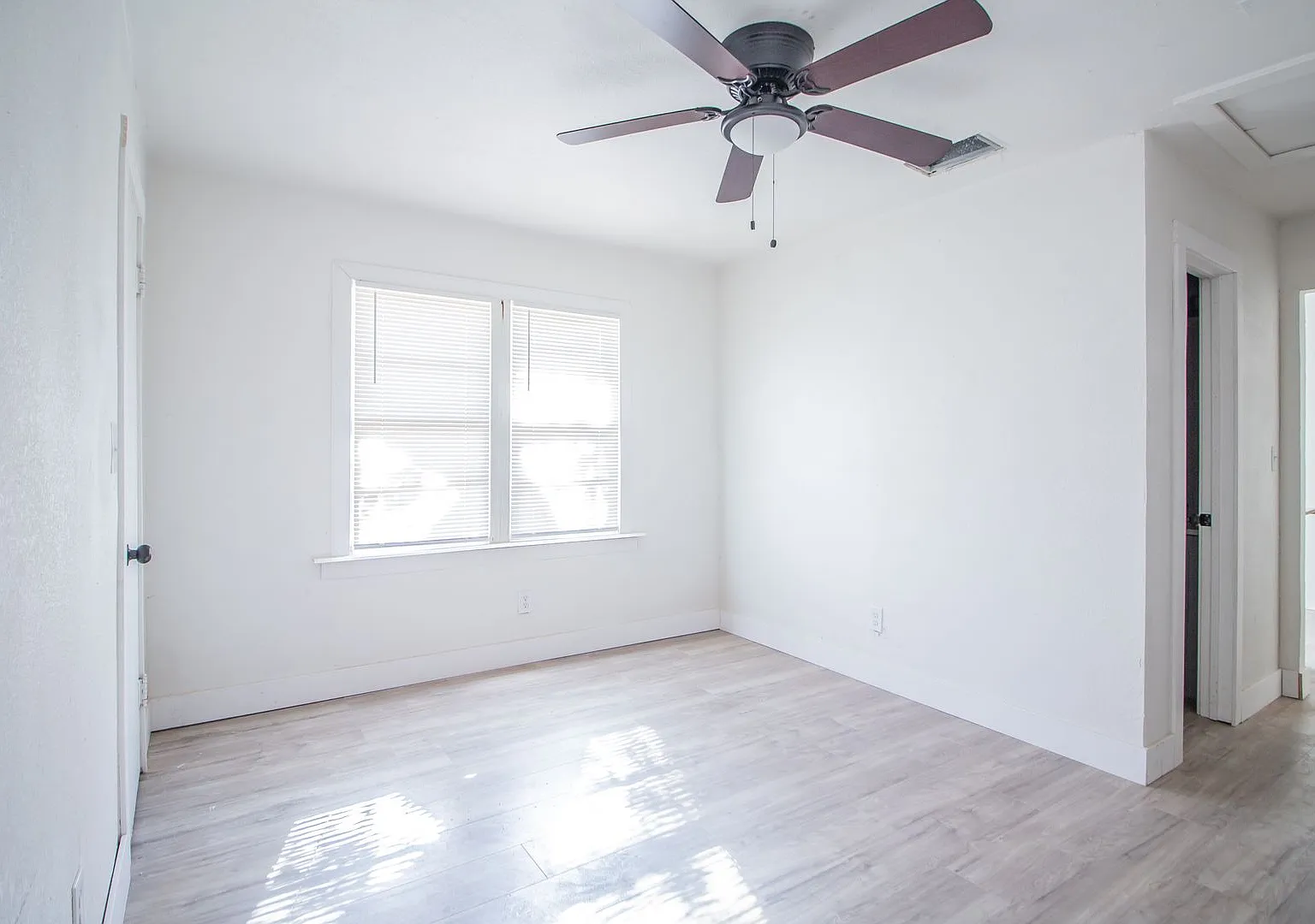 DH 302 Avenue U — Photo 4