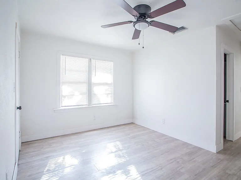 302 Avenue U — Photo 4