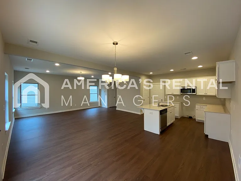 7950 Saint James Dr — Photo 12