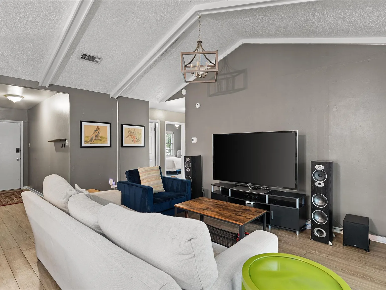 3 bed, 1.5 bath, 1008 sqft, $3,200 — Photo 4