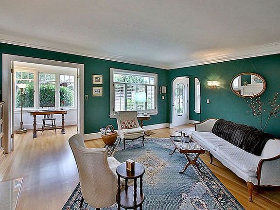 Living Rm w/Crown Molding