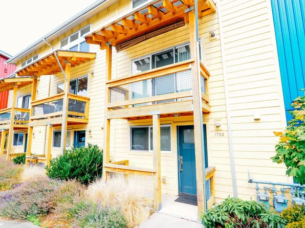 1722 SW Barton St, Seattle, WA 98106