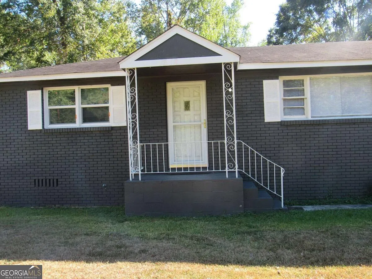 3 bed, 1.0 bath, 1152 sqft, $1,200 — Photo 2