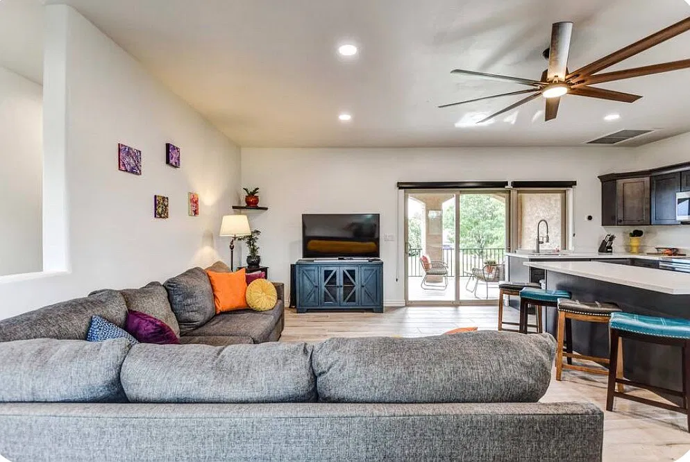2 bed, 974 sqft, $2,400 — Photo 3