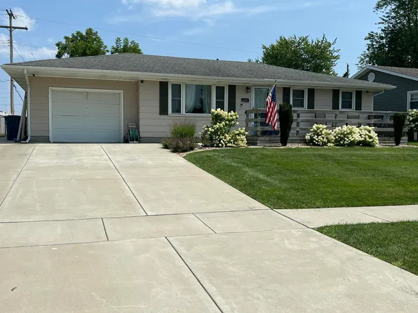 138 Chase Dr, Crown Point, IN 46307