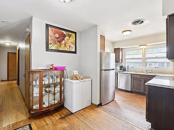 3 bed, 1590 sqft, $2,300 — Photo 3