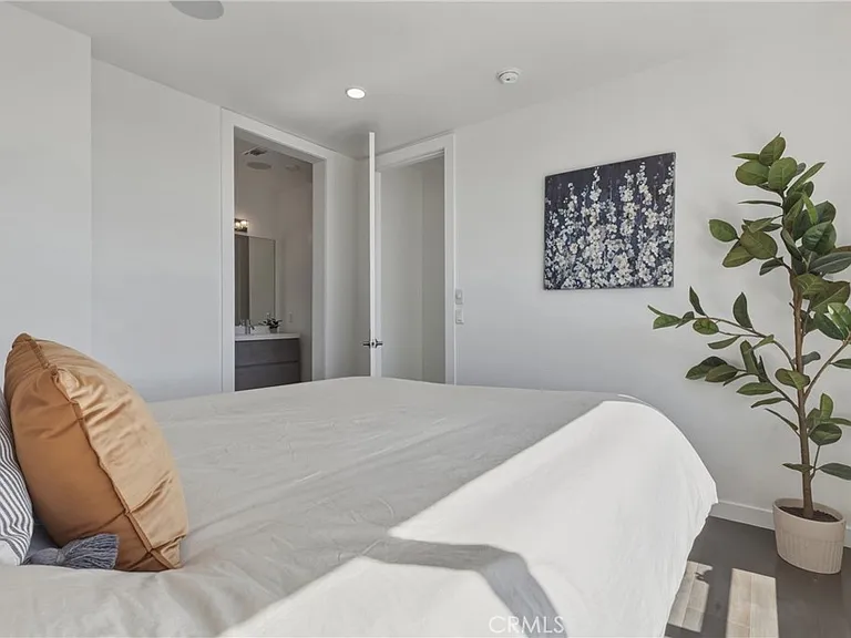 1301 Tamarind Ave — Photo 16
