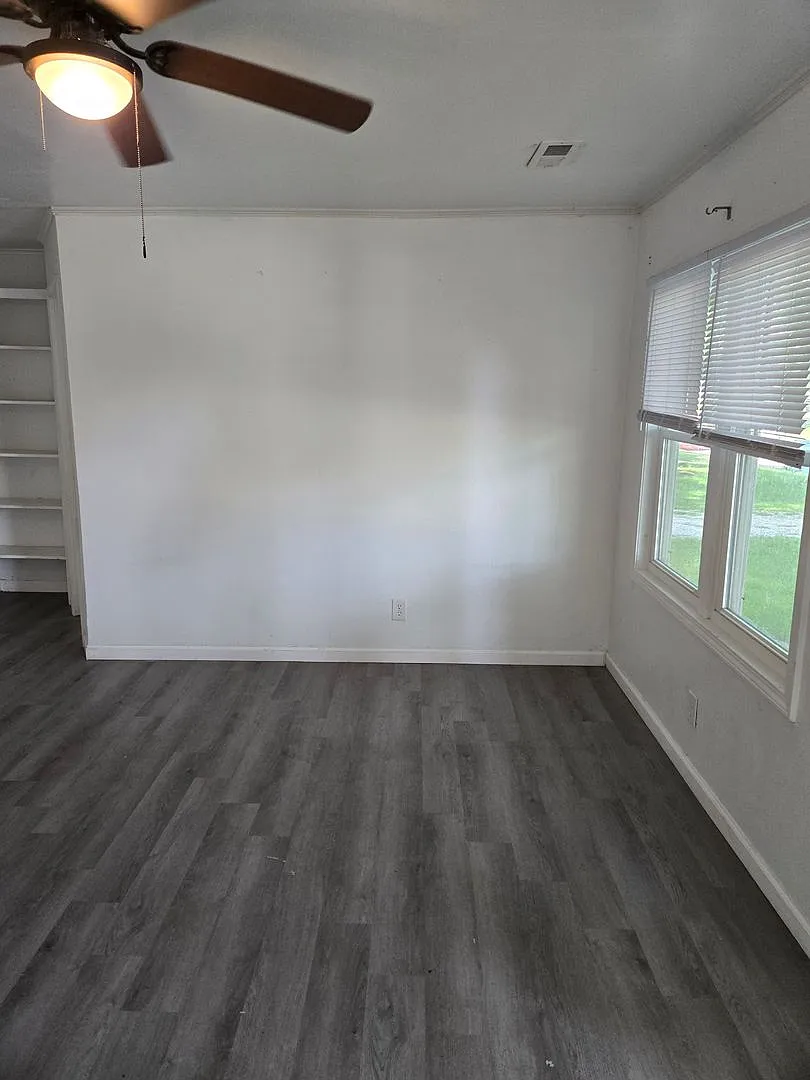Spacious 4-Bedroom Home with Large Fenced Yard in a Quiet Neighborhood — Photo 2