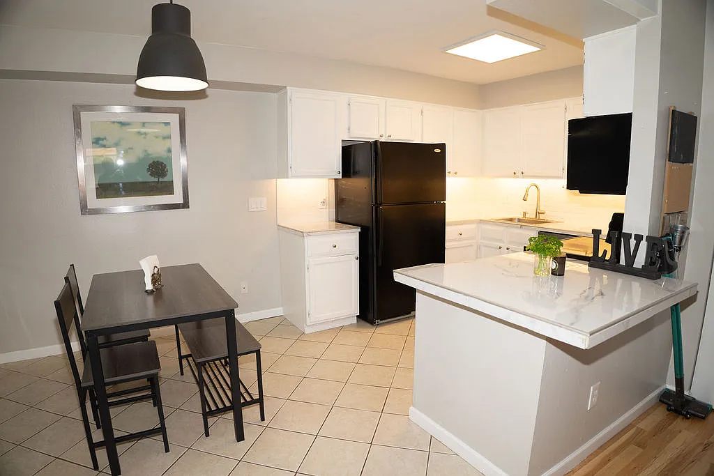 2 bed, 1072 sqft, $2,150 — Photo 3