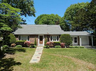 132 Woodstock Ln, Cranston, RI 02920
