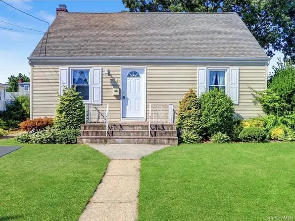 4 West Court, Bethpage, NY 11714