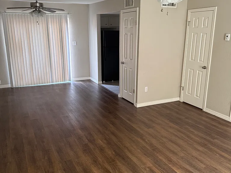 825 Hardy Springs Cir #B — Photo 3