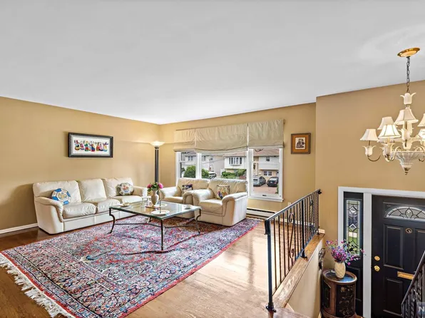 6 Sieber Ct, Bergenfield, NJ 07621