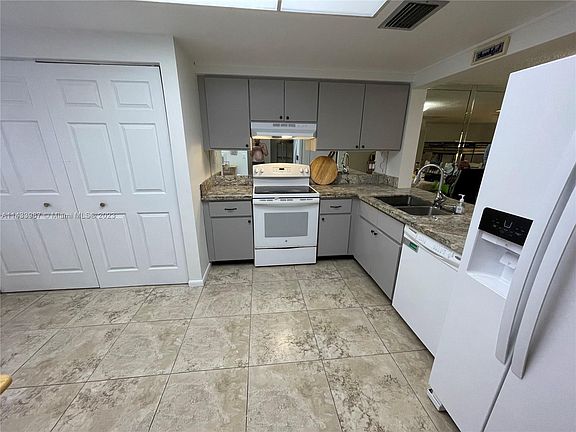 4th image of 4607 NW 90th Ave #4607