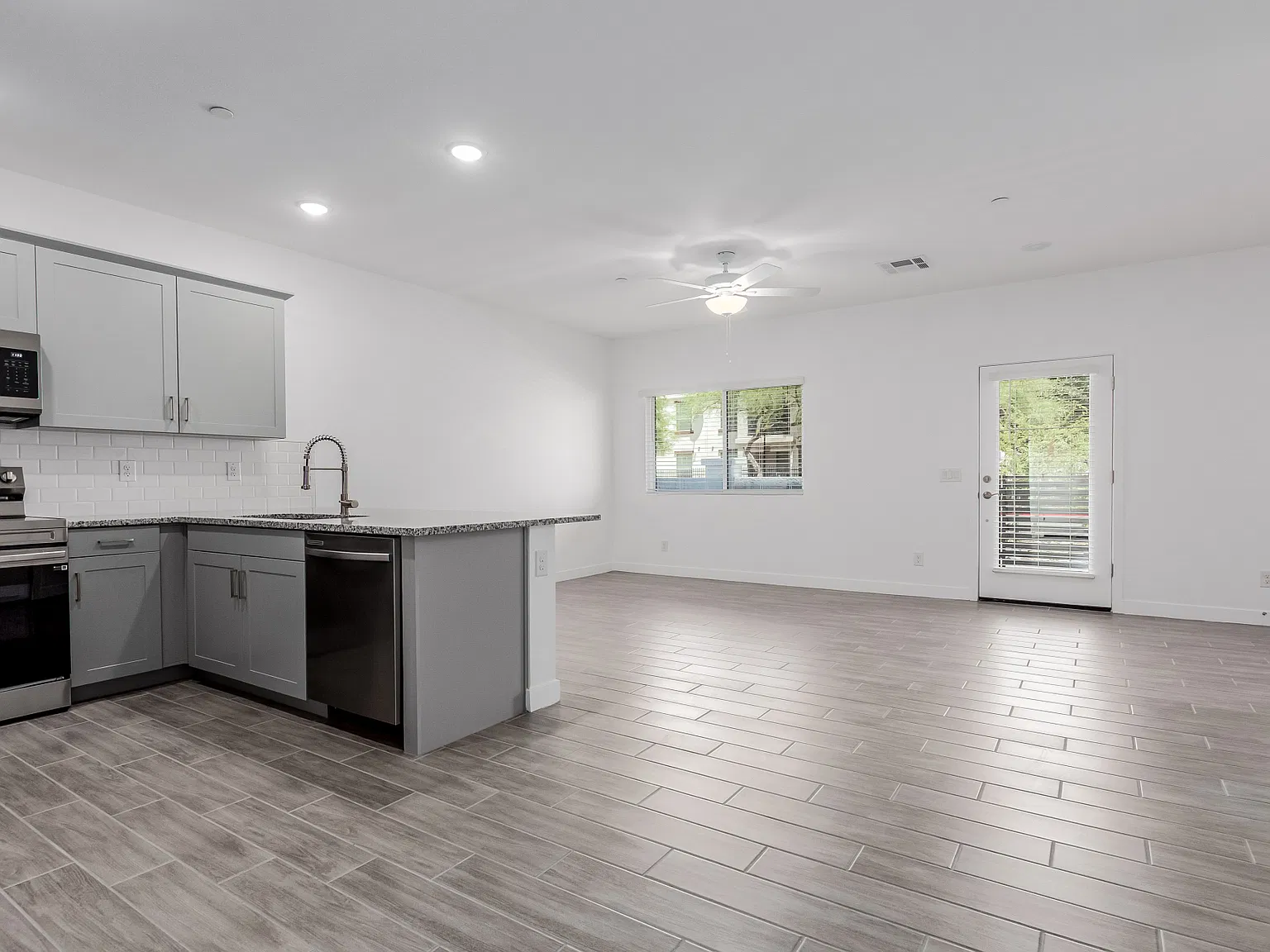 3 bed, 2.5 bath, 1604 sqft, $1,995 — Photo 3