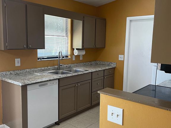 3rd image of 601 NW Archer Ave