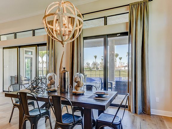 Dining area with access to lanai