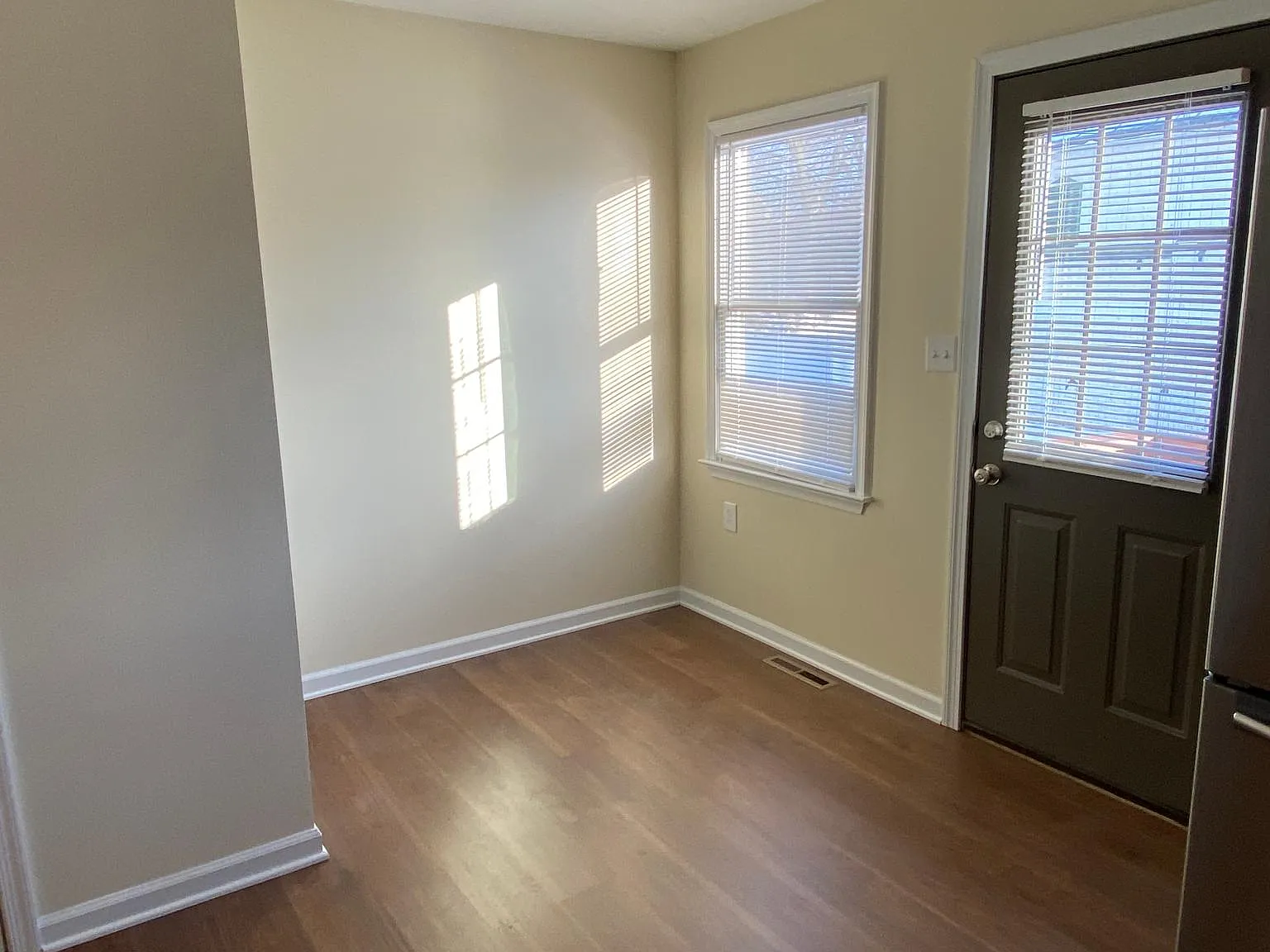 103 E Strawberry Aly — Photo 4